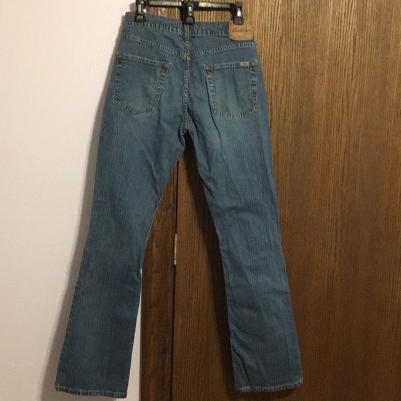 Levi’s misses 8 long some stretch - Picture 2 of 6